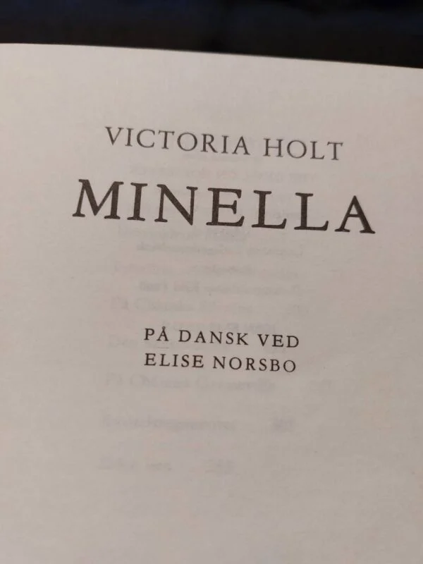 Titelside med 'Victoria Holt – Minella' på hvid baggrund
