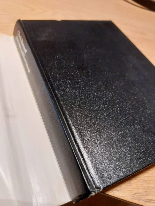 Sort hardcover bog med let patina