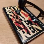 Mørkt bogomslag 'Korsikaneren' med hovedtelefoner