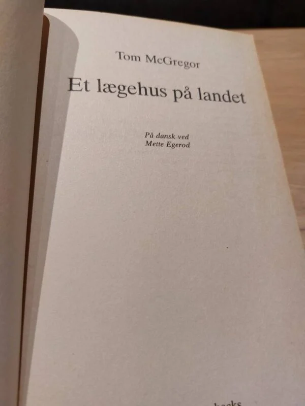 Inderside med titel og forfatterinformation