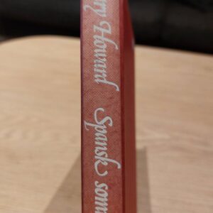 Bogryg af 'Spansk Sommer' af Mary Howard med hvid tekst på rød baggrund