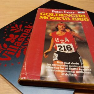 Forside af paperbackbøger 'GOLDENGIRL MOSKVA 1980' med illustration af kvindelig atlet i rød top og nummer 216