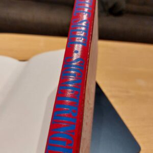 Ryggen af Danielle Steels bog Signetringen i rød med blå skrift