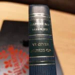Mørkeblå bogryg med guldtekst