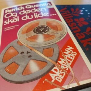 Forside af bogen 'Og døden skal du lide' af Patrick Quentin med farverigt omslag og filmrulle-design