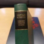 Grøn bogryg med titel 'Verden venter på dig'