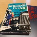 Forside af 'Piraten' med 70'er illustration og bil