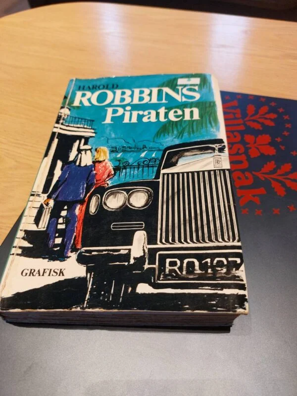 Forside af 'Piraten' med 70'er illustration og bil
