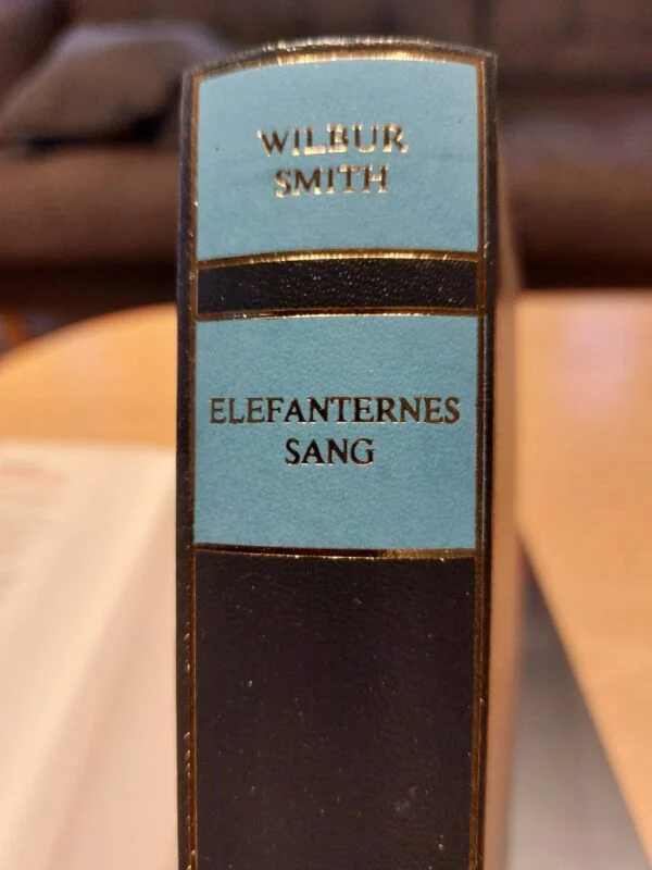 Bogryg med guldtekst, 'Elefanternes Sang'