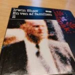 Farverig illustration, 'En ven af familien'