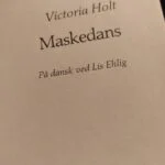 Inderside med titel, 'Maskedans'
