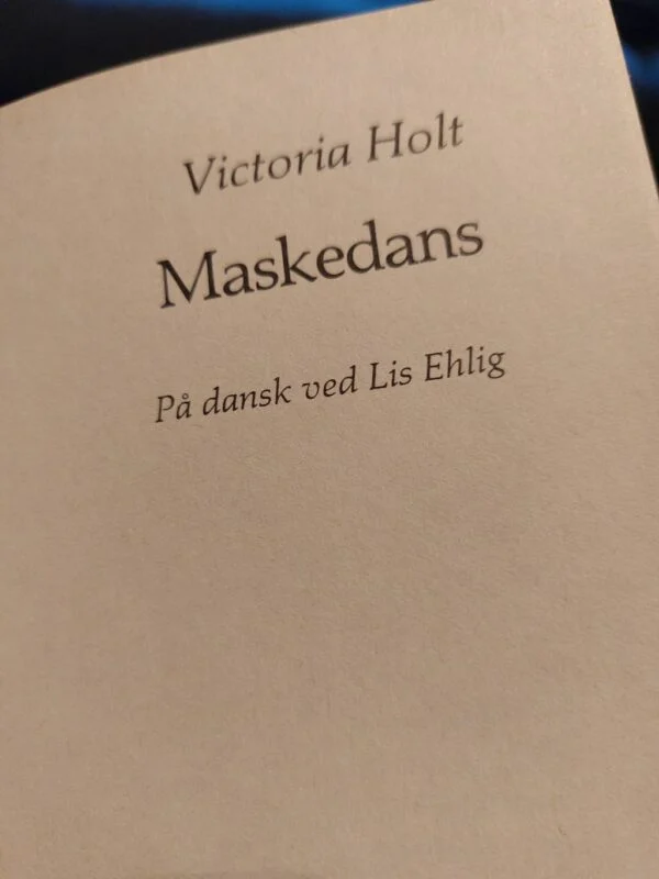 Inderside med titel, 'Maskedans'