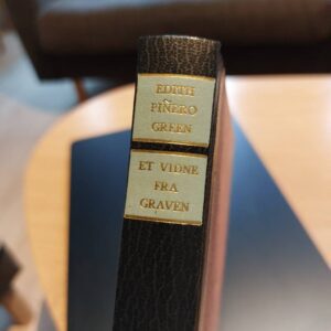 Bogryg med titlen 'Et Vidne fra Graven' af Edith Piñero Green, gyldne bogstaver