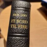 Sort læderryg med guldtryk, 'Et Bord til Fire'