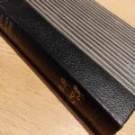 Sidevisning af 'Et Bord til Fire', sort stribet indbinding