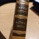 Brun bogryg med læderlignende struktur og gylden forfatter- og titeltekst: Francis Clifford, Nattens Terror.
