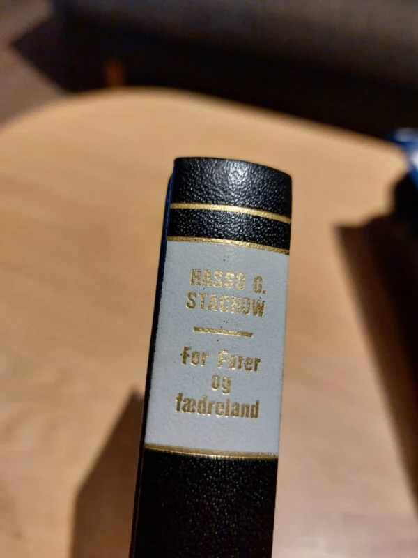 Bogryg med guldtekst, 'For Fører og Fædreland'