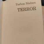 Titelblad af bogen 'Terror' med elegant layout