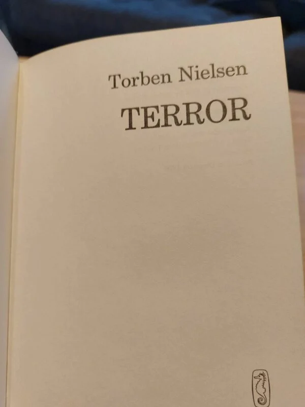 Titelblad af bogen 'Terror' med elegant layout