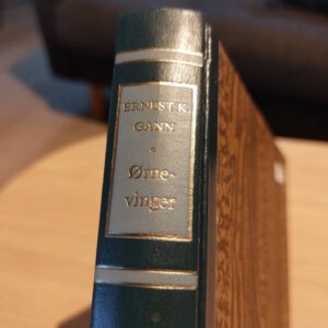 Nærbillede af bogens ryg med teksten 'Ernest K. Gann - Ørnevinger'
