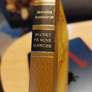 Bogryg med titlen 'Blodet på mine hænder' i brun læderlook