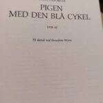 Titelblad i bogen Pigen med den blå cykel