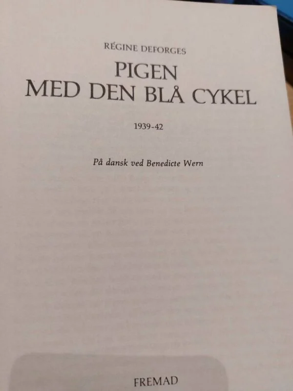 Titelblad i bogen Pigen med den blå cykel