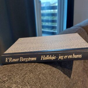 Bogens ryg med titlen 'Halleluja - Jeg er en Bums' af V. Rauer Bergstrøm