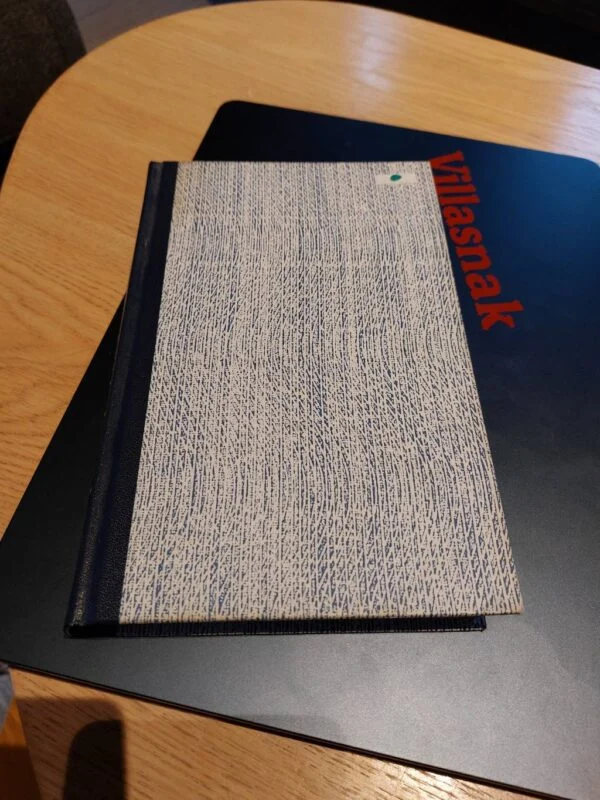 Forside af bogen med blålig teksturdesign