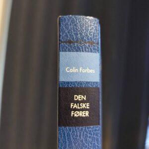 Ryggen af bogen 'Den falske Fører' af Colin Forbes med blå mønstret indbinding