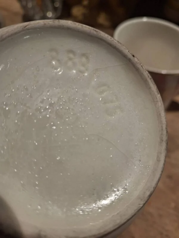 Bund af tekanden med stempel og let patina