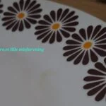 Blomsterdekoration på retro Thun fad