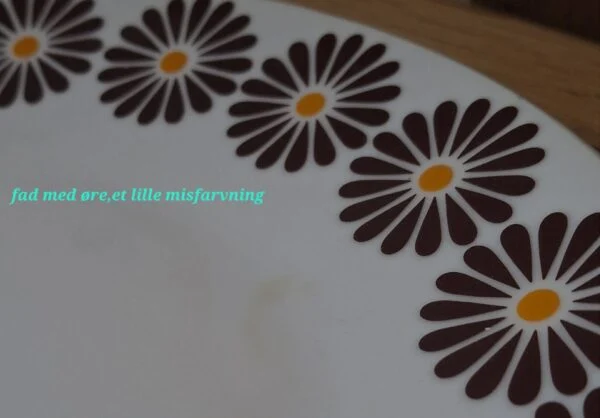 Blomsterdekoration på retro Thun fad