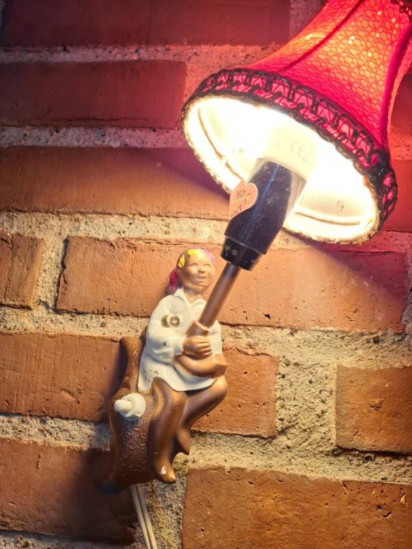 Ole-Lukøje lampe på mursten væg, rød skærm
