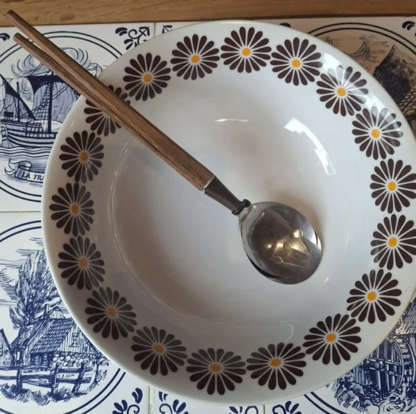 Thun serveringsskål med blomstermønster og ske