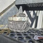 Armbånd og krystalglasbeholder på metaltreppe