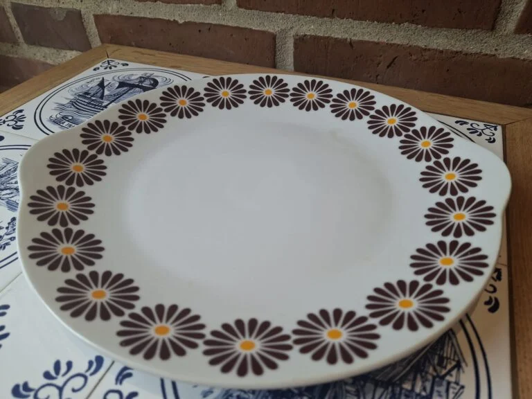 Thun fad med retro blomstermønster