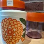Retro krukke med orange blomster fra Lønborg
