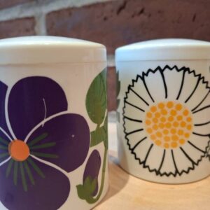 Farverig krukke med lilla blomst og grønne blade fra Lønborg Denmark