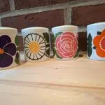 Fire krukker med farverige blomsterdesigns