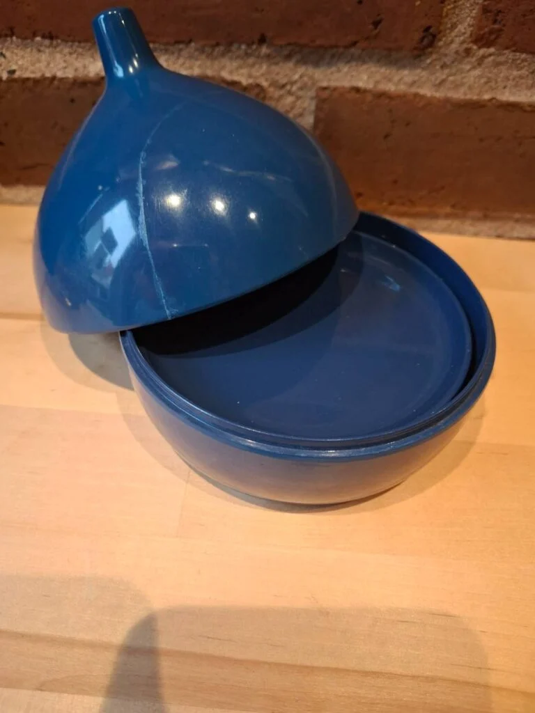 Blå beholder med bordskånere