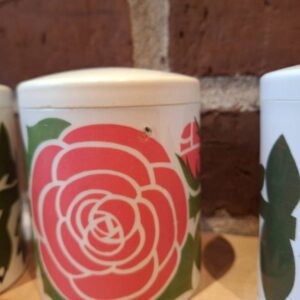 Lille dåse med lyserød blomst fra Lønborg Denmark set tæt på