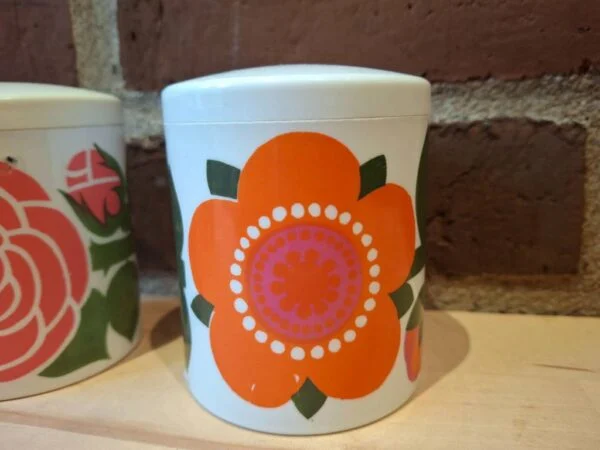 Nærbillede af dåse med orange blomst fra Lønborg