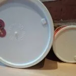 Mærkning på bunden af to Lønborg dåser med prisetiket