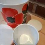 Åbne dåser med orange blomster, vis stilling