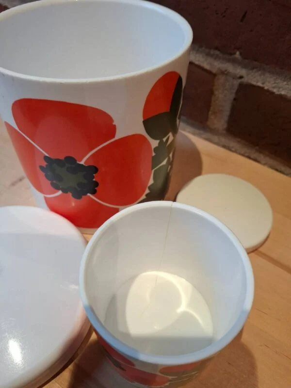 Åbne dåser med orange blomster, vis stilling