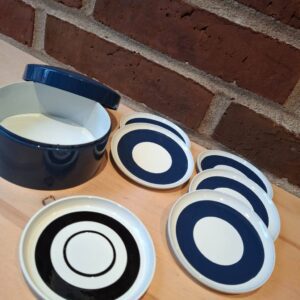 Blå holder med 6 coastere i retrodesign på bord