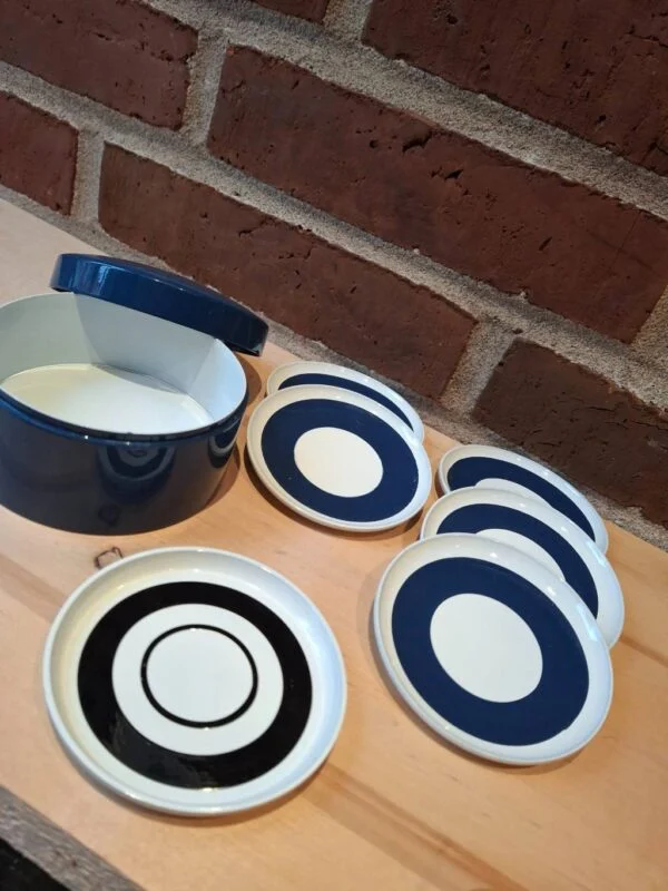 Blå holder med seks coastere i retrodesign på træbord
