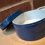Åben blå coasterholder med låget ved siden af