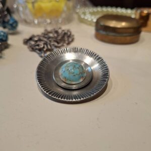 Håndlavet tinvedhæng med turkis sten og sølvkæde